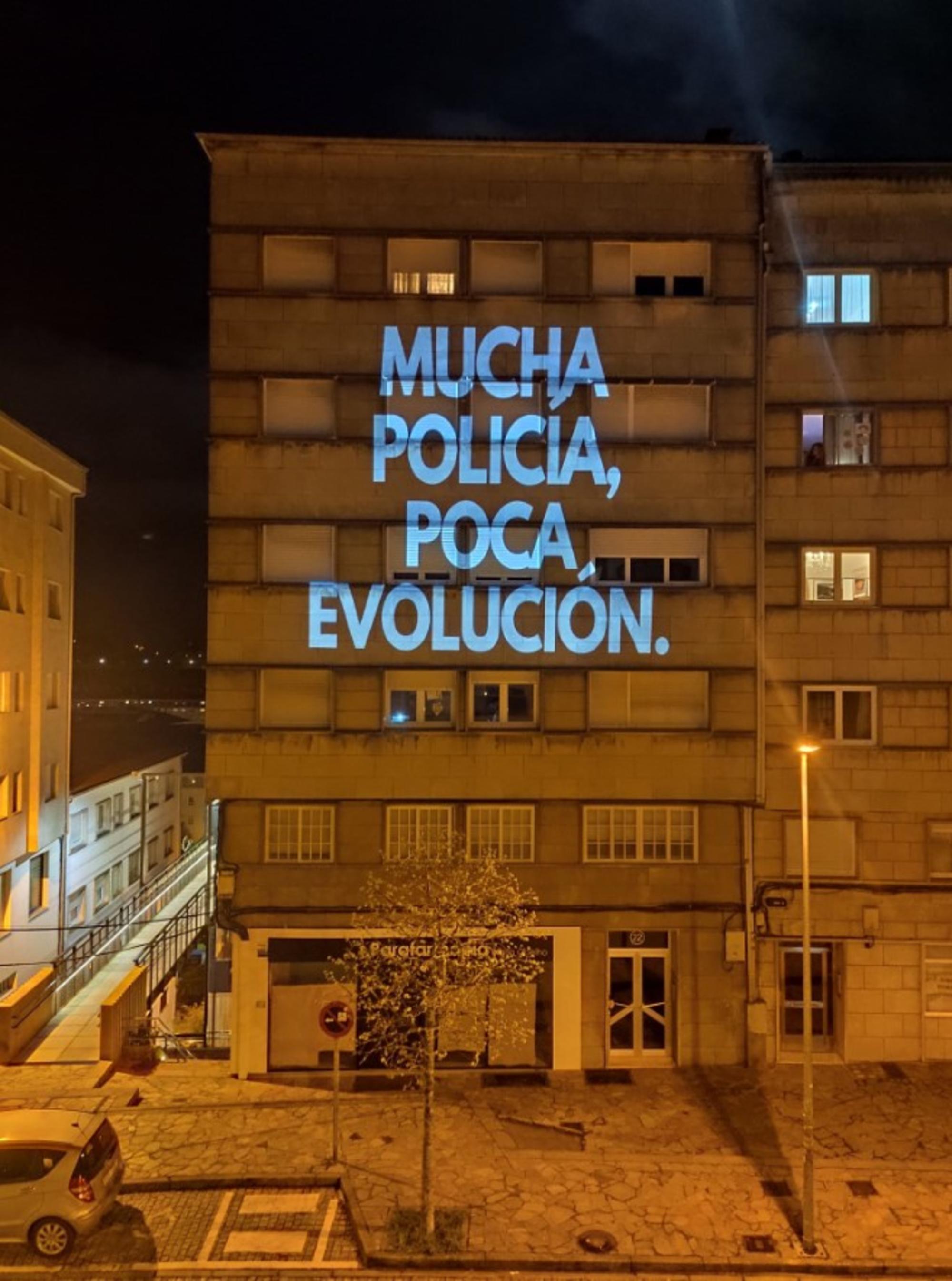 Proxección de Escola Unitaria contra a policía